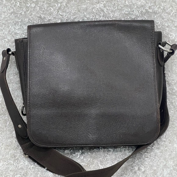 Louis Vuitton Taiga Roman Leather Messenger Bag. - Picture 1 of 16